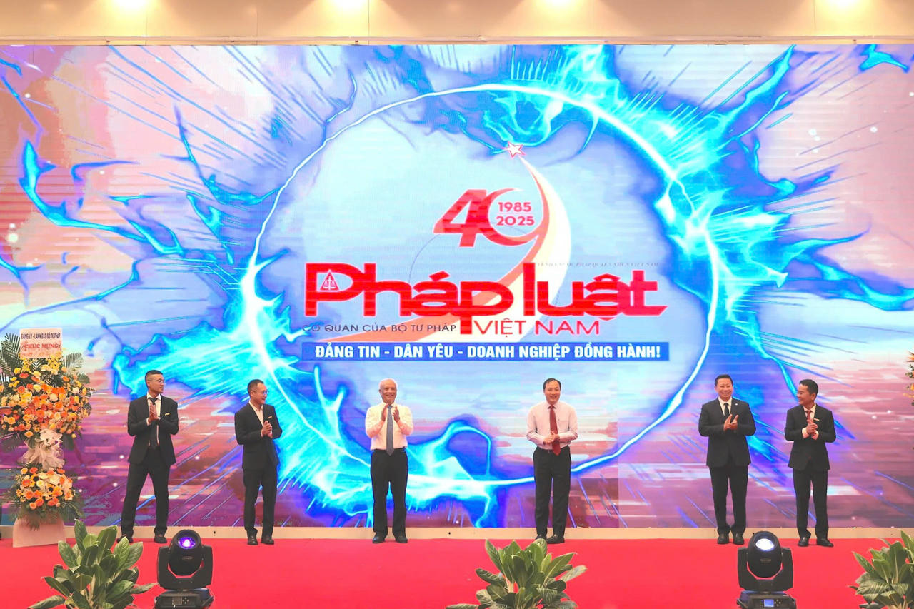 Ra mắt To&agrave; soạn Hội tụ của B&aacute;o Ph&aacute;p luật Việt Nam tại kỷ niệm 40 năm ng&agrave;y B&aacute;o ph&aacute;t h&agrave;nh số đầu ti&ecirc;n.