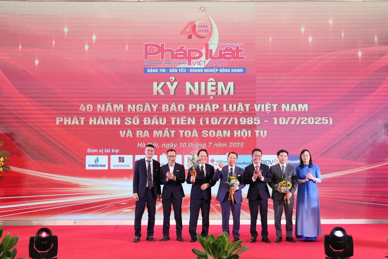 Ban Bi&ecirc;n tập B&aacute;o Ph&aacute;p luật Việt Nam tặng hoa tri &acirc;n c&aacute;c đồng ch&iacute; nguy&ecirc;n l&atilde;nh đạo B&aacute;o.