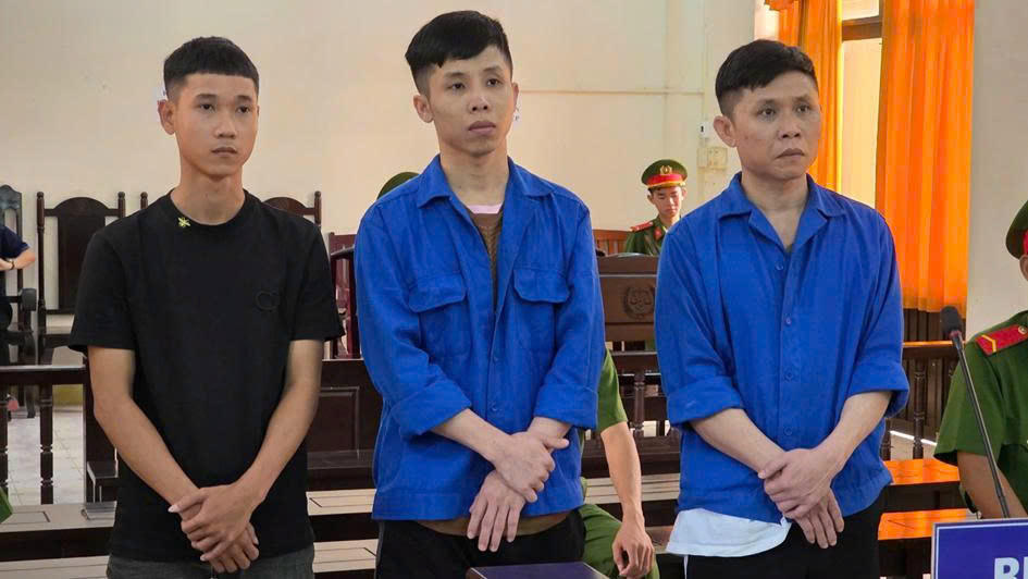 03 bị c&aacute;o Cường, Hiếu v&agrave; Thảo (từ tr&aacute;i qua) tại phi&ecirc;n to&agrave;