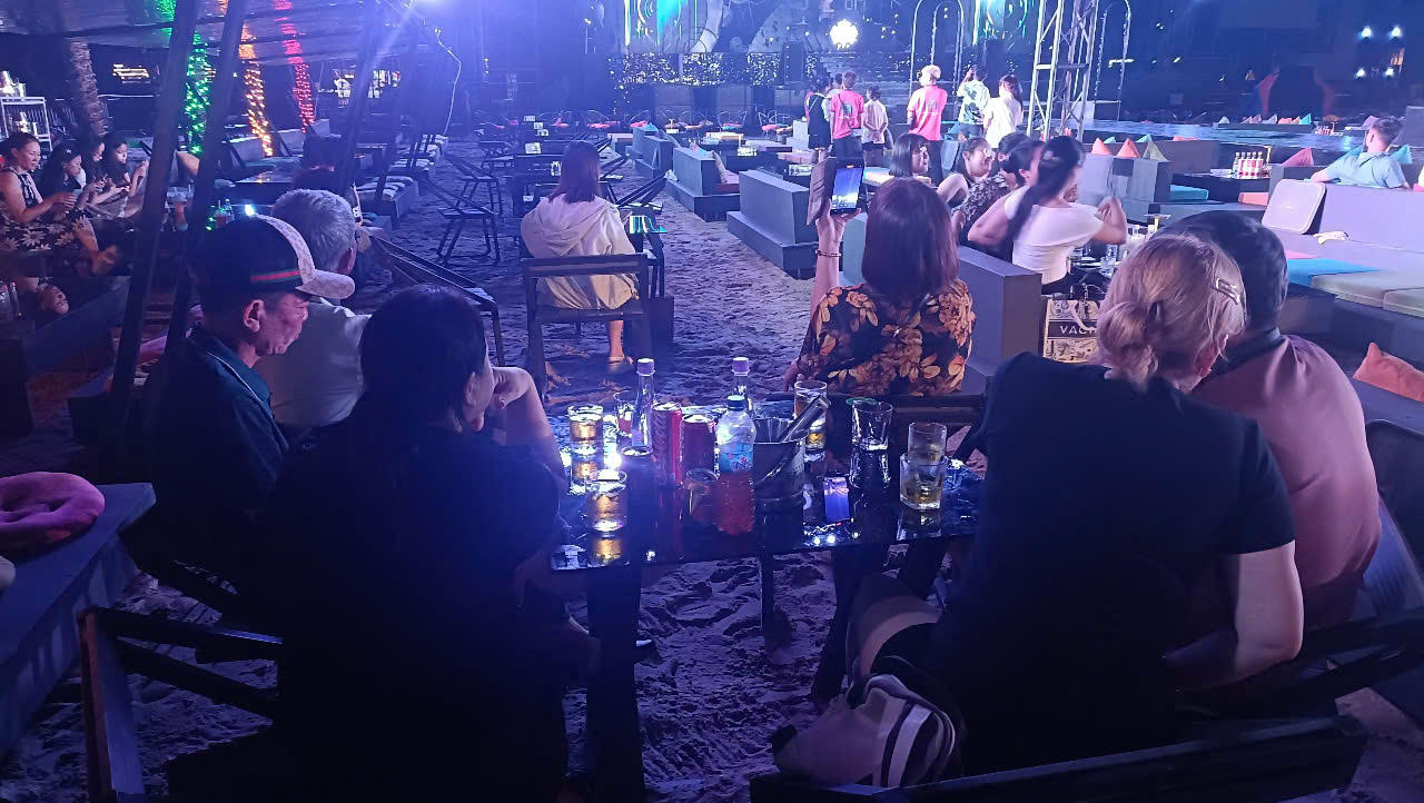 H&igrave;nh ảnh tại Qu&aacute;n bar b&atilde;i biển Bistro Fou trước đ&acirc;y, hiện c&oacute; t&ecirc;n l&agrave; Wow Beach Bar v&agrave;o khoảng 21h30 ng&agrave;y 11/7.