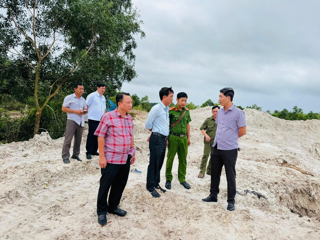 &Ocirc;ng Nguyễn L&ecirc; Quốc To&agrave;n - Ph&oacute; Chủ tịch UBND đặc khu Ph&uacute; Quốc  cho biết địa phương quyết liệt xử l&yacute; nếu ph&aacute;t hiện tổ chức, c&aacute; nh&acirc;n vi phạm bao chiếm, lấn chiếm đất rừng, đất Nh&agrave; nước quản l&yacute;