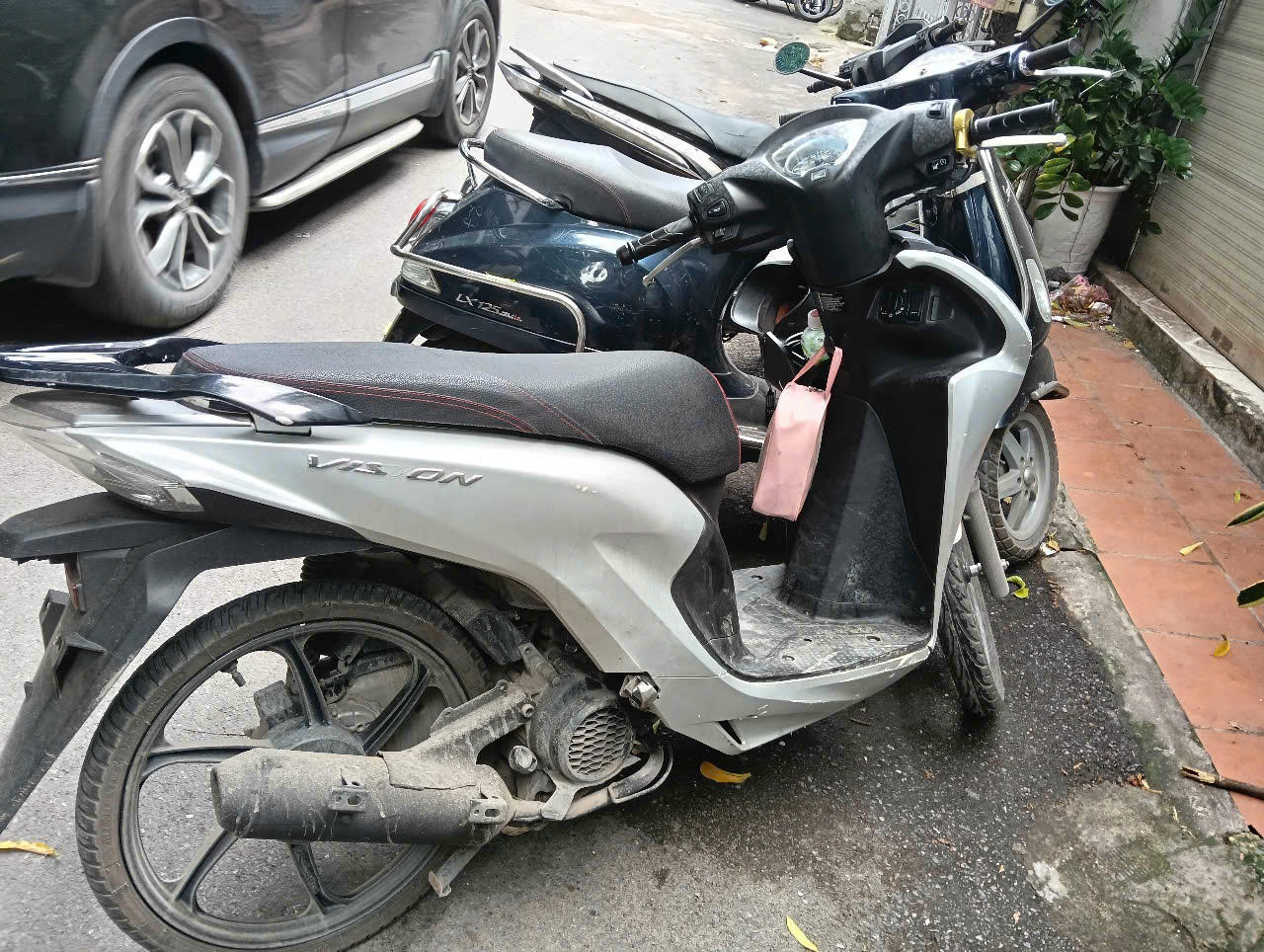 Truy bắt 3 thiếu niên mang dao chặn đường cướp tài sản lúc sáng sớm ở Hà Nội
