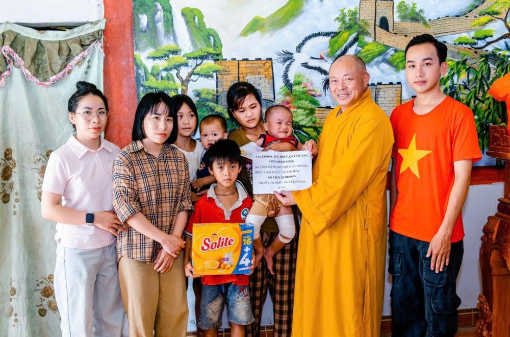 Ban Trị sự GHPGVN tỉnh Thanh Hoá thăm và tặng quà đến gia đình cháu nhỏ mắc bệnh hiểm nghèo