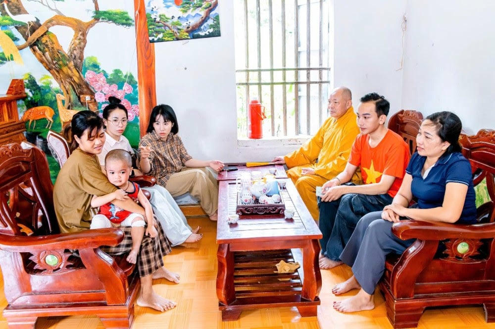 Ban Trị sự GHPGVN tỉnh Thanh Hoá thăm và tặng quà đến gia đình cháu nhỏ mắc bệnh hiểm nghèo