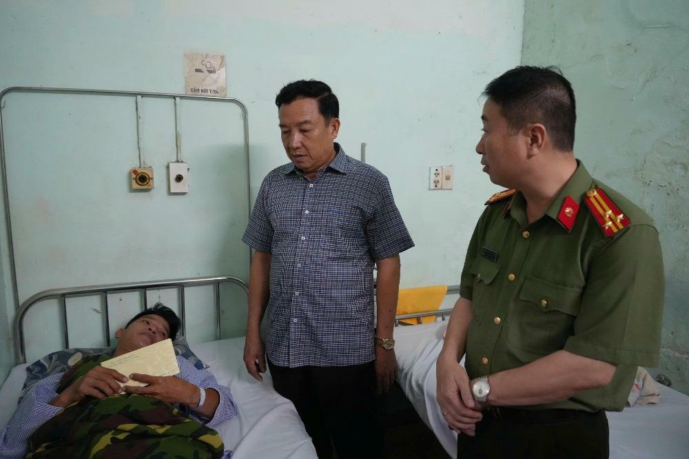 Đại t&aacute; Trần Văn Mười - Ph&oacute; Gi&aacute;m đốc C&ocirc;ng an tỉnh L&acirc;m Đồng đến thăm hỏi, động vi&ecirc;n đồng ch&iacute; Hiệp.