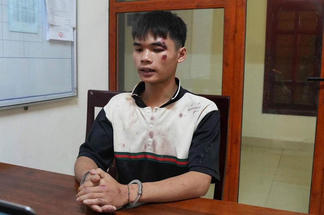 Đối tượng Vi Thanh T&uacute; đi xe m&aacute;y theo sau xe &ocirc; t&ocirc; chở ma tu&yacute; bị bắt giữ c&ugrave;ng l&uacute;c