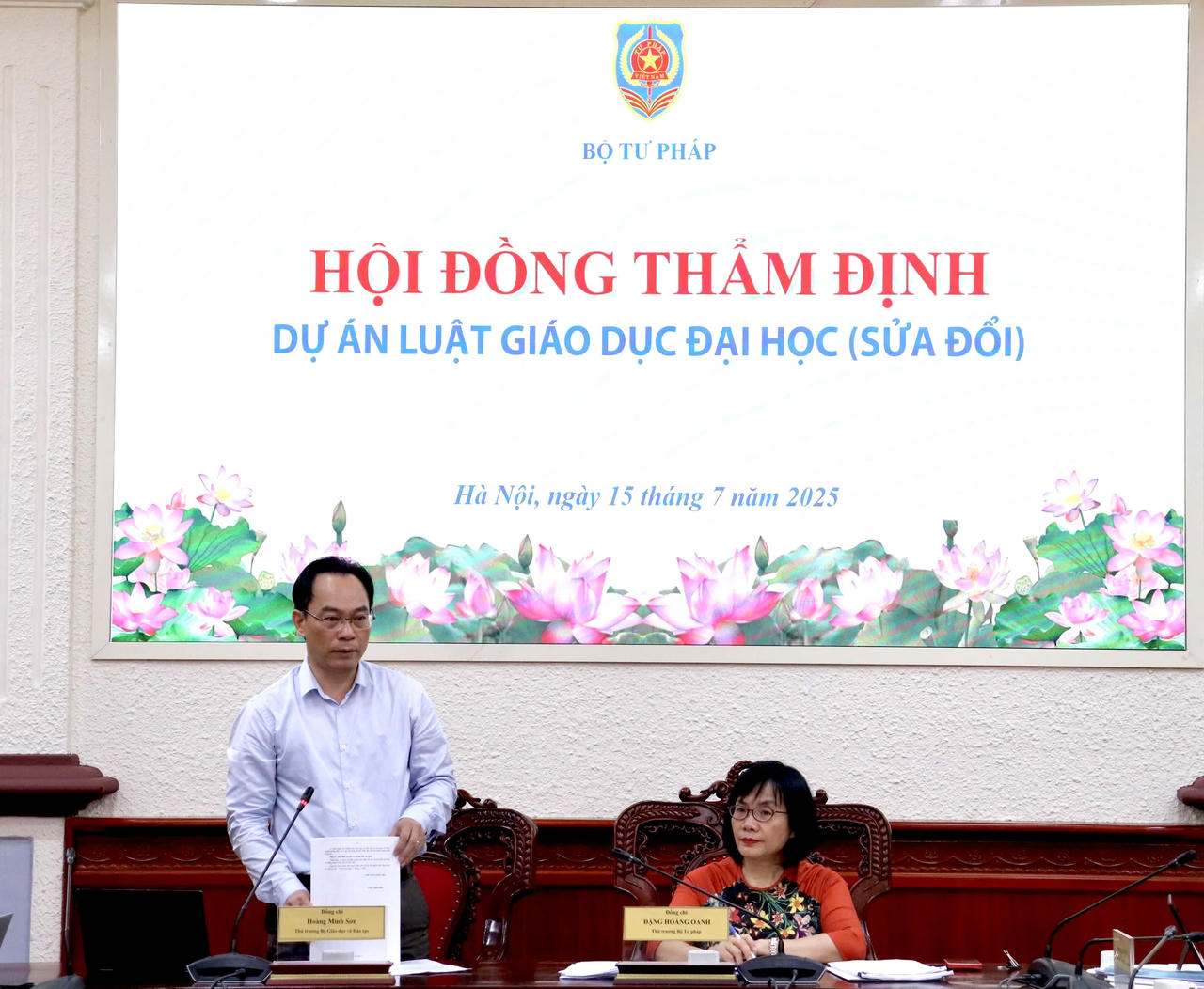 Thứ trưởng Bộ Gi&aacute;o dục v&agrave; Đ&agrave;o tạo Ho&agrave;ng Minh Sơn phát bi&ecirc;̉u.