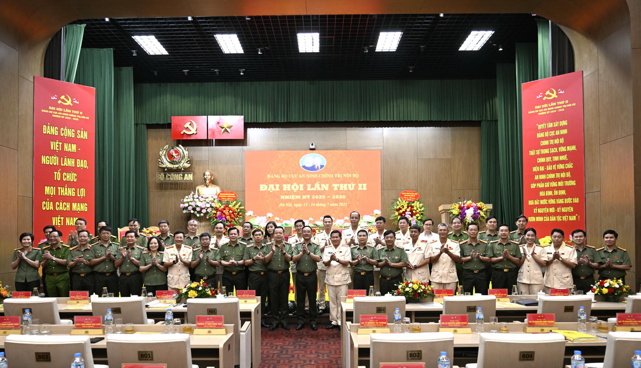 Thứ trưởng Phạm Thế T&ugrave;ng v&agrave; c&aacute;c đại biểu dự đại hội.