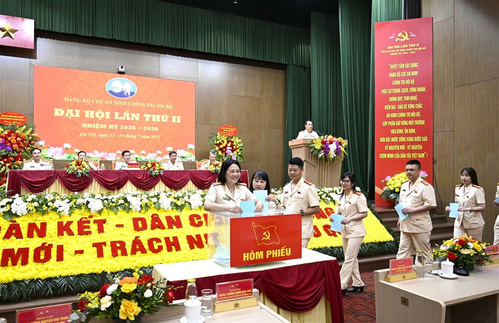 C&aacute;c đại biểu bỏ phiếu bầu Ban Chấp h&agrave;nh Đảng bộ Cục An ninh ch&iacute;nh trị nội bộ lần thứ II, nhiệm kỳ 2025 &ndash; 2030.