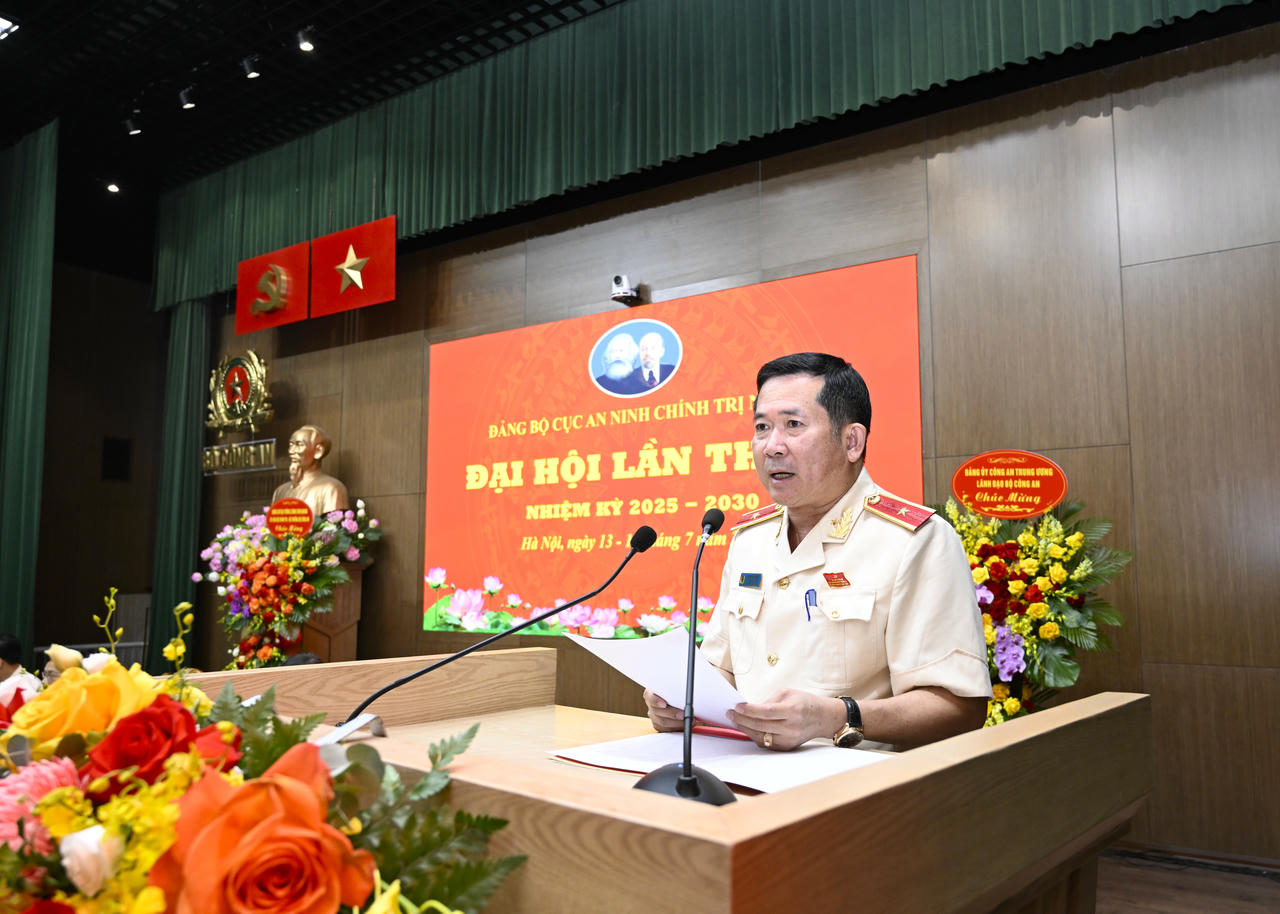 Thiếu tướng Đinh Văn Nơi, Cục trưởng Cục An ninh ch&iacute;nh trị nội bộ ph&aacute;t biểu khai mạc Đại hội.