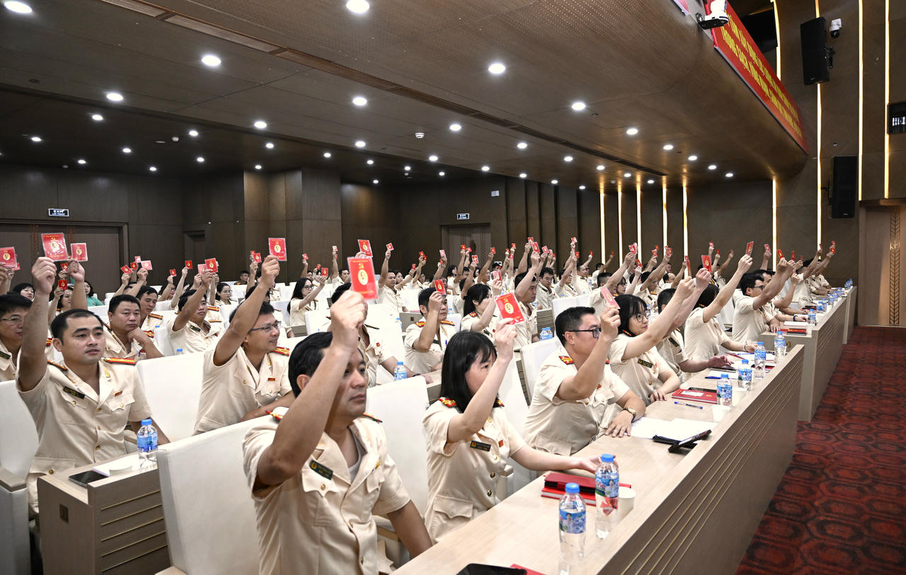 C&aacute;c đại biểu biểu quyết tại Đại hội.