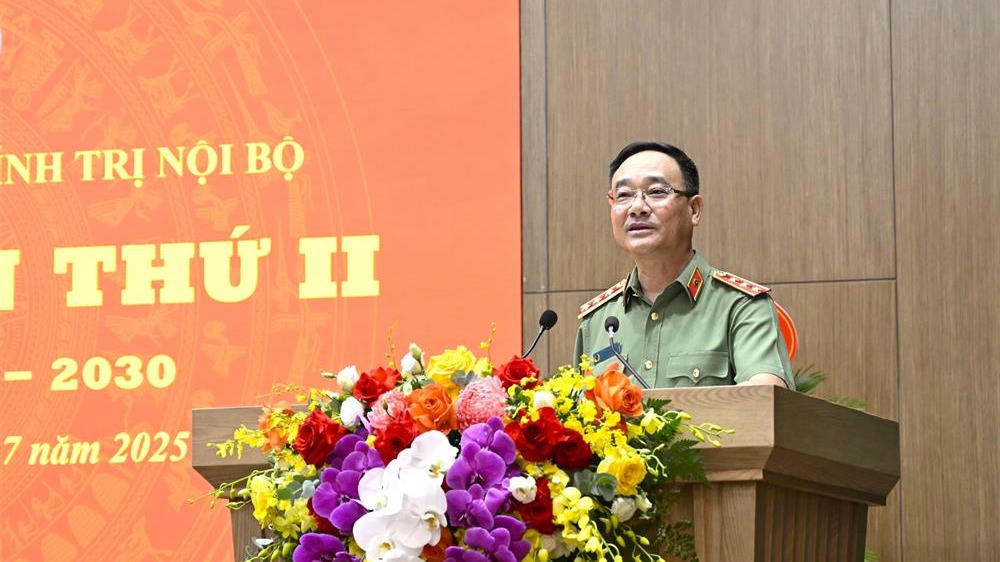 Thứ trưởng Phạm Thế T&ugrave;ng ph&aacute;t biểu chỉ đạo tại đại hội. (Ảnh: Bộ C&ocirc;ng an)