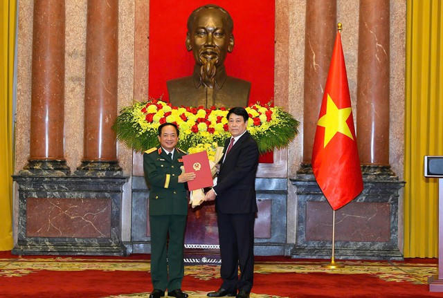 Chủ tịch nước Lương Cường trao Quyết định thăng qu&acirc;n h&agrave;m từ Thượng tướng l&ecirc;n Đại tướng đối với đồng ch&iacute; Trịnh Văn Quyết, B&iacute; thư Trung ương Đảng, Chủ nhiệm Tổng cục Ch&iacute;nh trị Qu&acirc;n đội nh&acirc;n d&acirc;n Việt Nam.