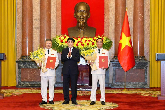 Chủ tịch nước Lương Cường trao Quyết định thăng cấp bậc h&agrave;m từ Trung tướng l&ecirc;n Thượng tướng đối với c&aacute;c đồng ch&iacute;: Phạm thế T&ugrave;ng, Ủy vi&ecirc;n Ban Thường vụ Đảng ủy C&ocirc;ng an Trung ương, Thứ trưởng Bộ C&ocirc;ng an; Nguyễn Ngọc L&acirc;m, Ủy vi&ecirc;n Ban Thường vụ Đảng ủy C&ocirc;ng an Trung ương, Thứ trưởng Bộ C&ocirc;ng an.