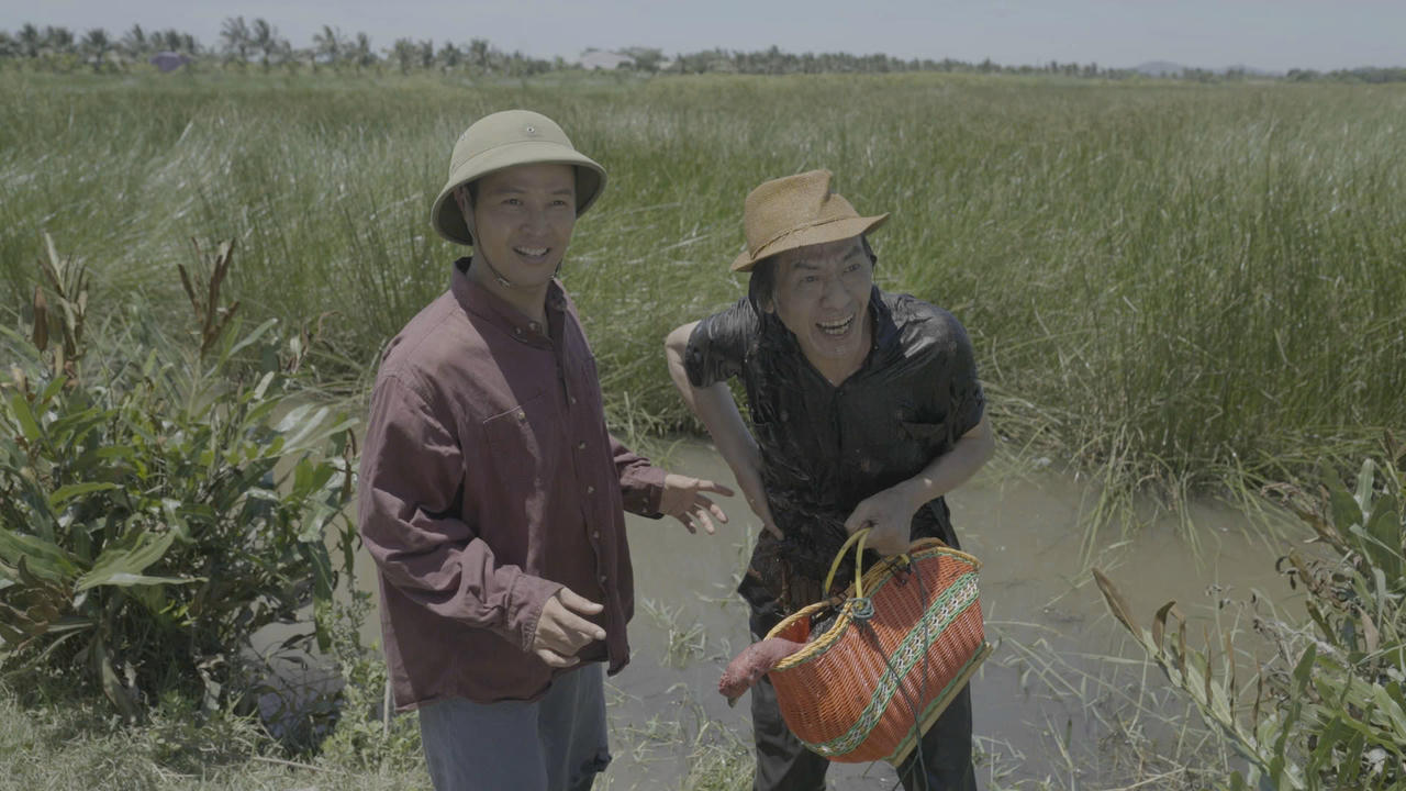 Bối cảnh phim diễn ra tại x&atilde; Ti&ecirc;n Phong - một v&ugrave;ng qu&ecirc; tưởng chừng b&igrave;nh lặng nhưng đang &acirc;m ỉ những bất ổn (ảnh trong phim).