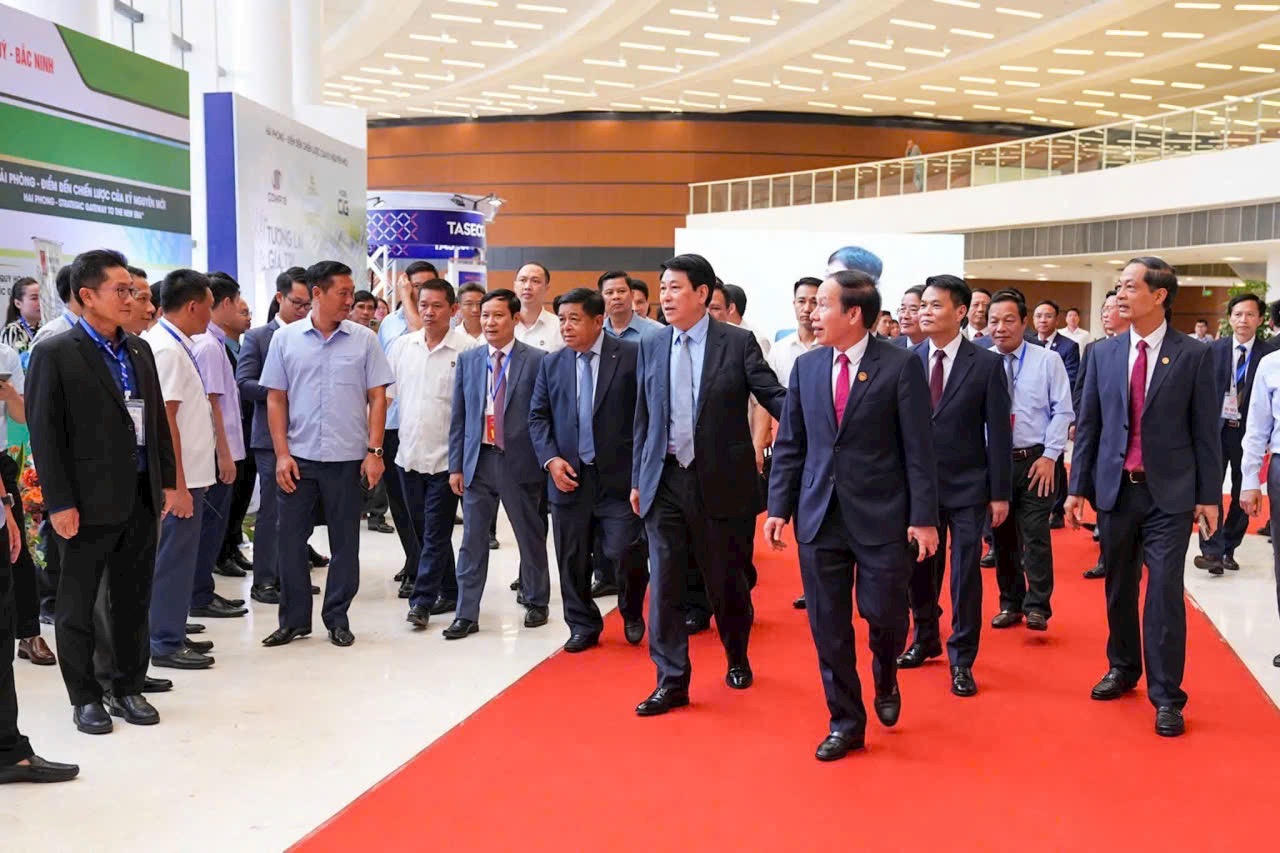 Chủ tịch nước Lương Cường c&ugrave;ng đại biểu dự hội nghị.