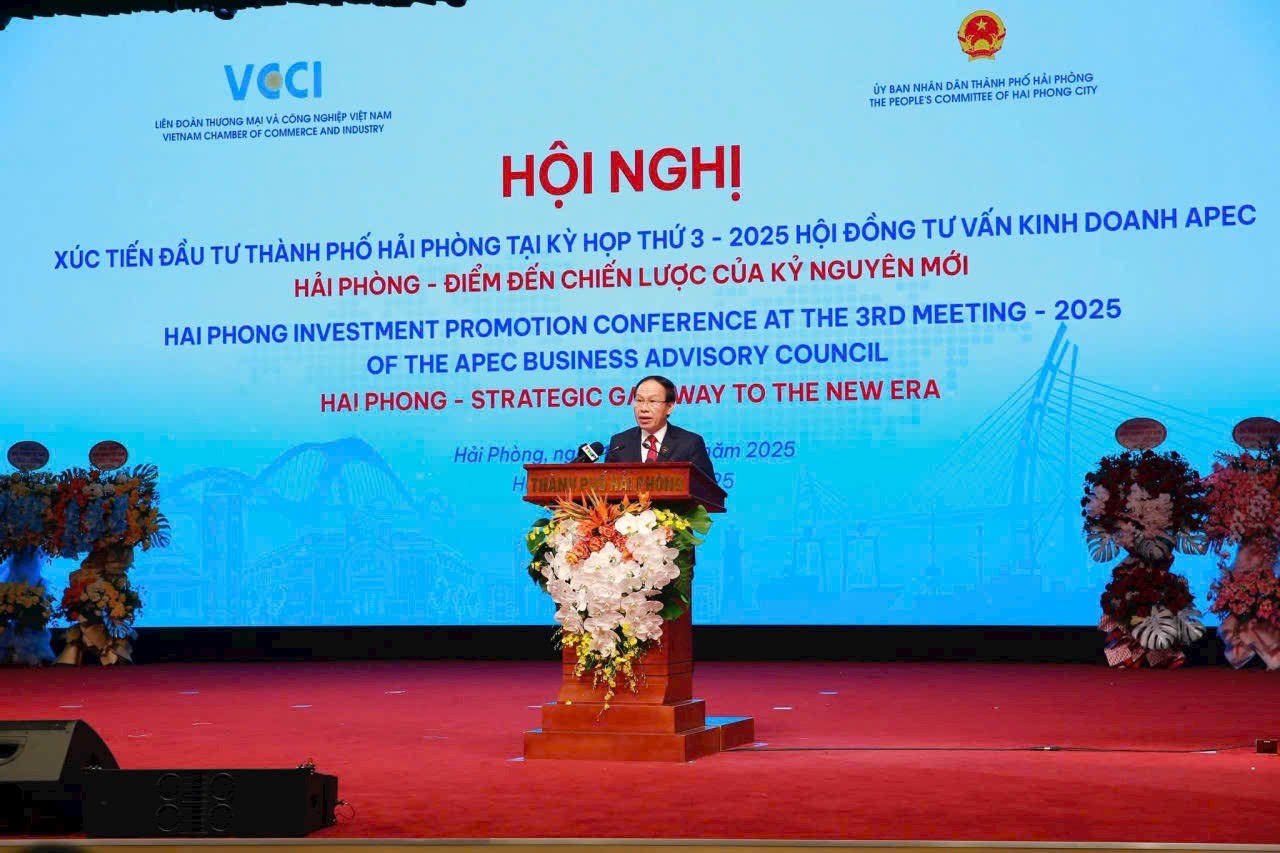 B&iacute; thư Th&agrave;nh ủy Hải Ph&ograve;ng L&ecirc; Tiến Ch&acirc;u ph&aacute;t biểu ch&agrave;o mừng hội nghị.
