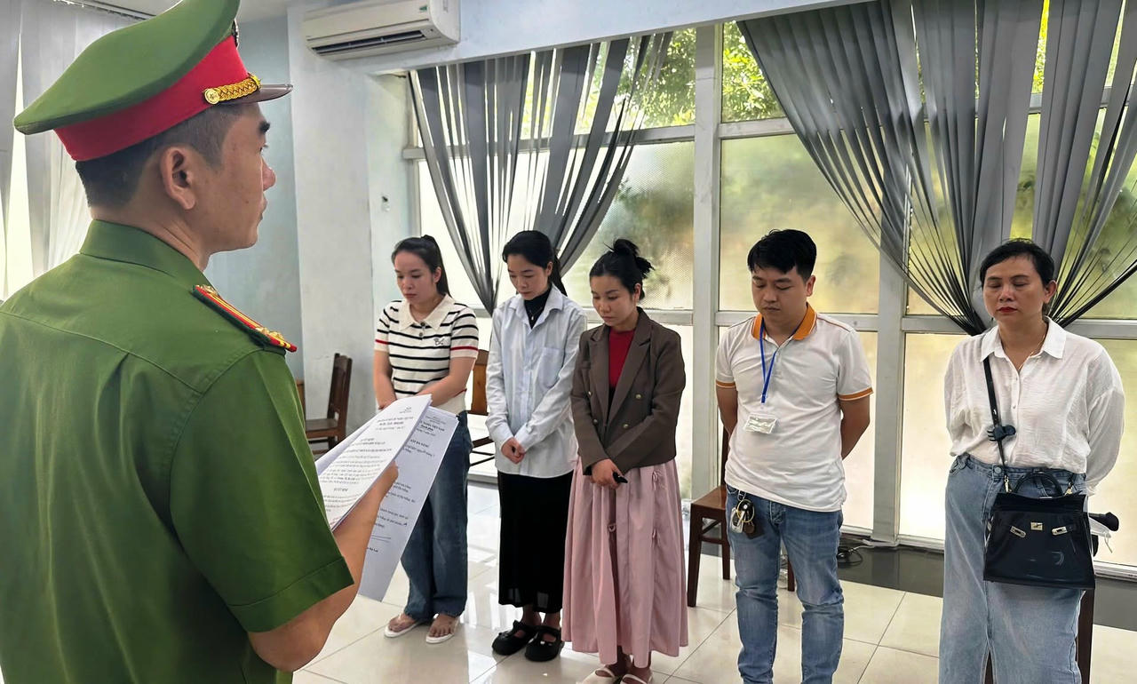 C&ocirc;ng an tống đạt c&aacute;c quyết định đối với c&aacute;c bị can.