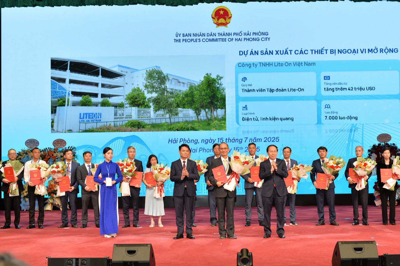 L&atilde;nh đạo TP Hải Ph&ograve;ng trao giấy chứng nhận đăng k&yacute; đầu tư v&agrave; c&aacute;c bi&ecirc;n bản ghi nhớ hợp t&aacute;c đầu tư cho c&aacute;c nh&agrave; đầu tư.
