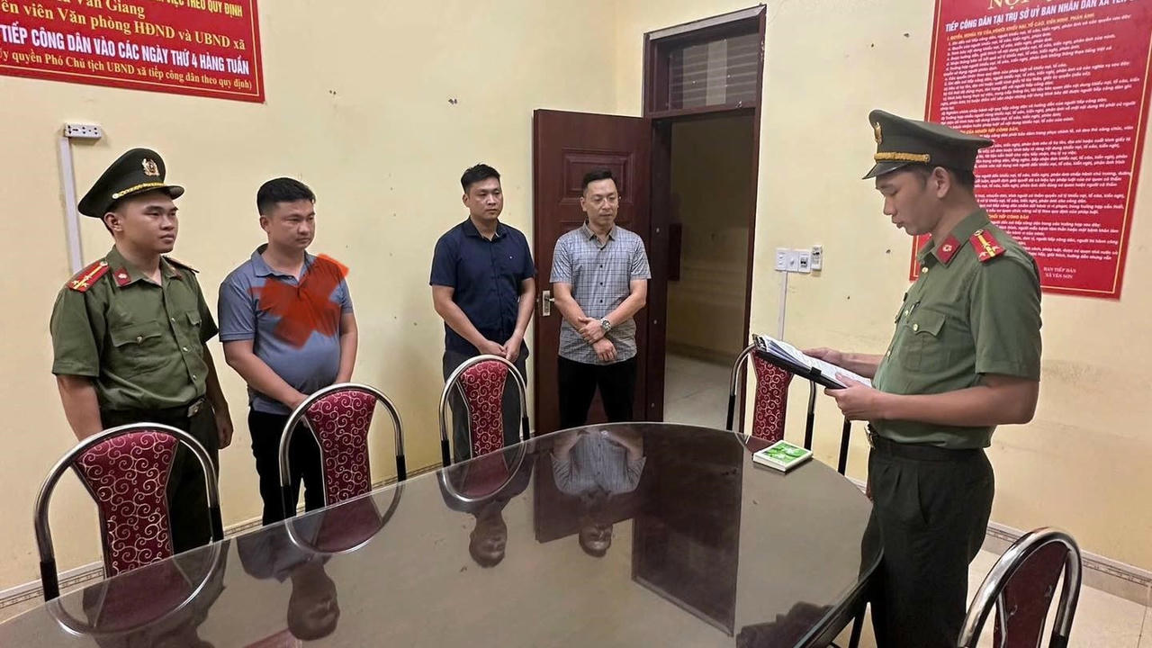 Cơ quan chức năng tống đạt c&aacute;c quyết định tố tụng đối với Vũ Văn Th&igrave;n (chữ X đỏ). Ảnh: CACC.