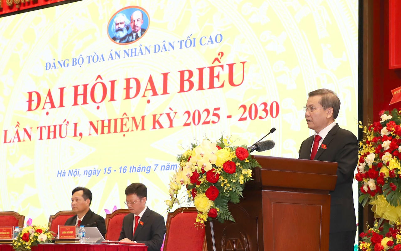 Đồng ch&iacute; L&ecirc; Minh Tr&iacute;, B&iacute; thư Trung ương Đảng, B&iacute; thư Đảng ủy, Ch&aacute;nh &aacute;n TANDTC ph&aacute;t biểu tại Đại hội.