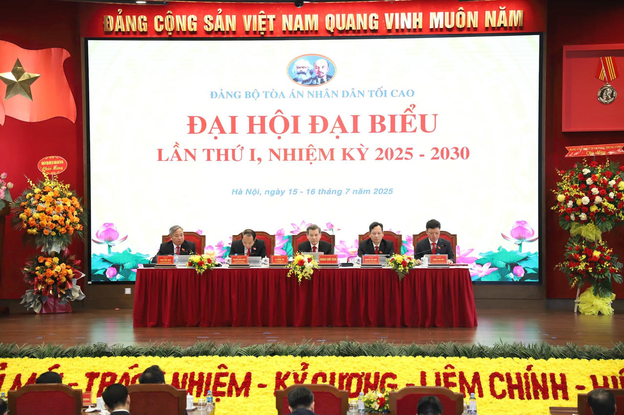 Đo&agrave;n chủ tịch điều h&agrave;nh Đại hội.