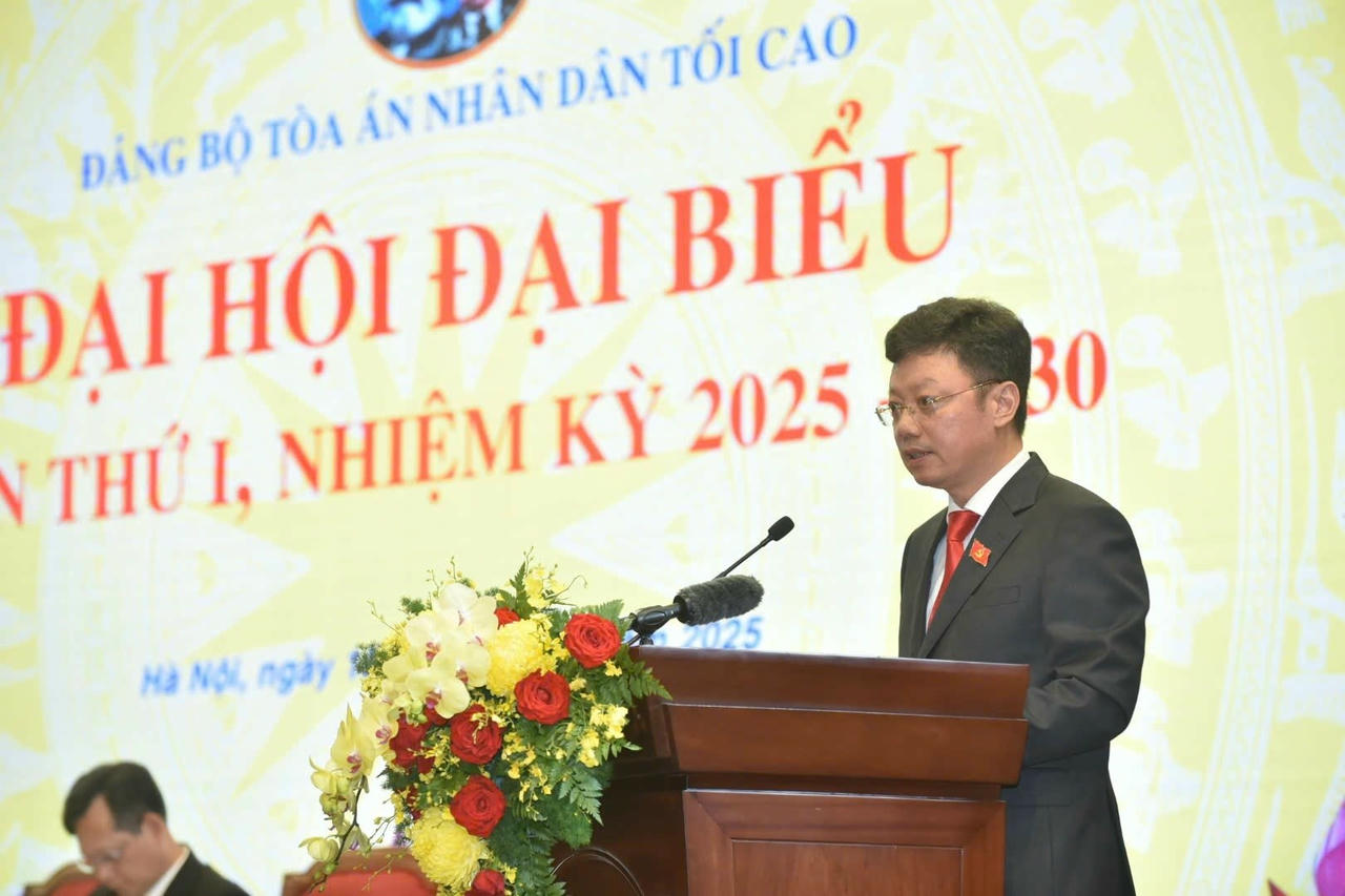 Đồng ch&iacute; Lương Văn Việt, Ph&oacute; B&iacute; thư Đảng ủy T&ograve;a &aacute;n nh&acirc;n d&acirc;n tối cao tr&igrave;nh b&agrave;y t&oacute;m tắt Dự thảo B&aacute;o c&aacute;o Ch&iacute;nh trị của Ban Chấp h&agrave;nh Đảng bộ T&ograve;a &aacute;n nh&acirc;n d&acirc;n tối cao nhiệm kỳ 2020 - 2025.