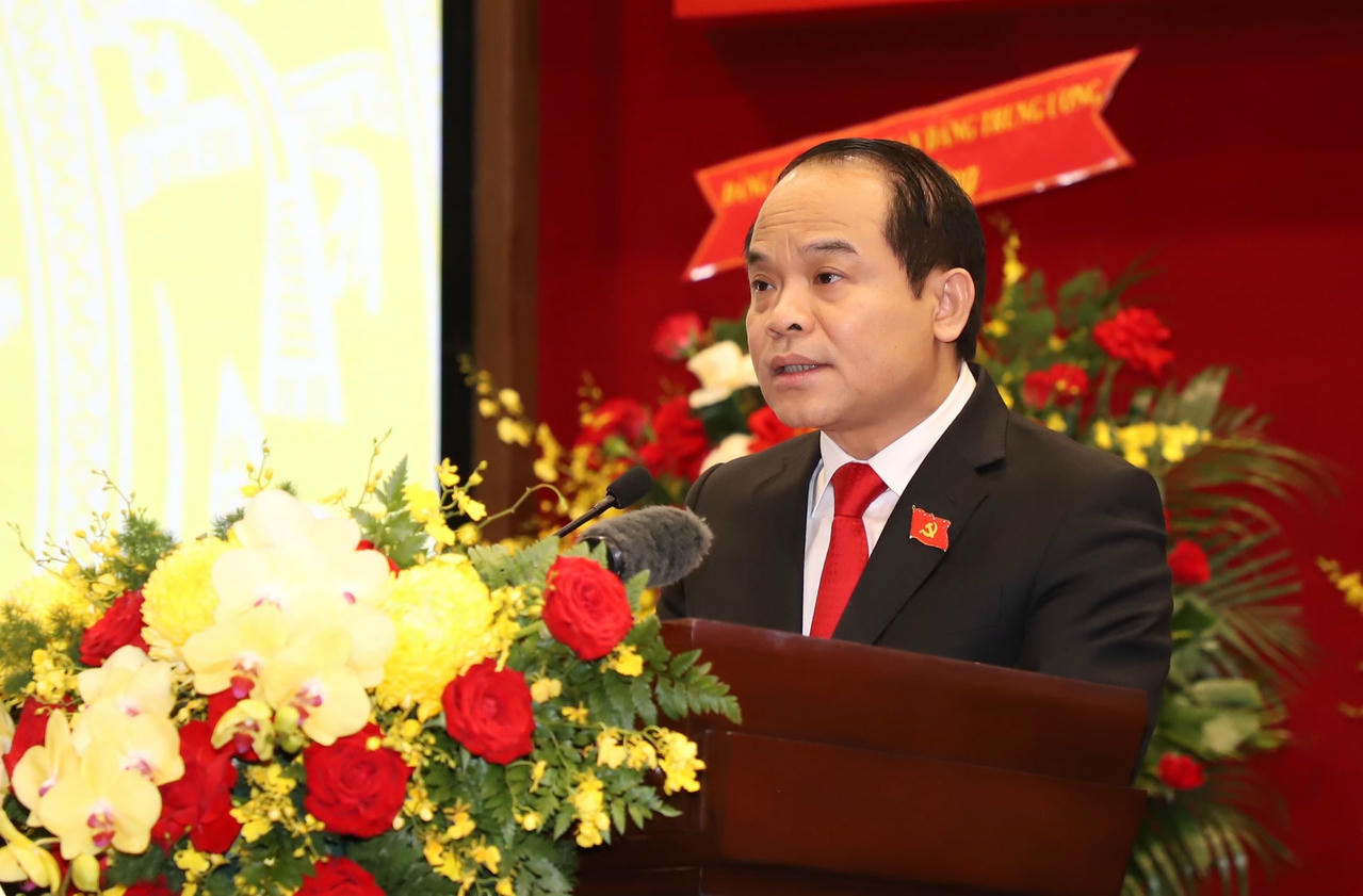 Đồng ch&iacute; Nguyễn Quốc Đo&agrave;n, Ủy vi&ecirc;n Trung ương Đảng, Ph&oacute; B&iacute; thư Thường trực Đảng ủy, Ph&oacute; Ch&aacute;nh &aacute;n T&ograve;a &aacute;n nh&acirc;n d&acirc;n tối cao tr&igrave;nh b&agrave;y dự thảo B&aacute;o c&aacute;o kiểm điểm c&ocirc;ng t&aacute;c l&atilde;nh đạo, chỉ đạo của Ban Chấp h&agrave;nh Đảng bộ T&ograve;a &aacute;n nh&acirc;n d&acirc;n tối cao nhiệm kỳ 2020 - 2025.