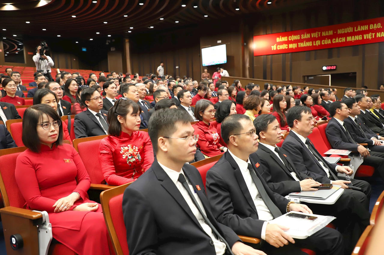 C&aacute;c đại biểu thực hiện nghi thức ch&agrave;o cờ.