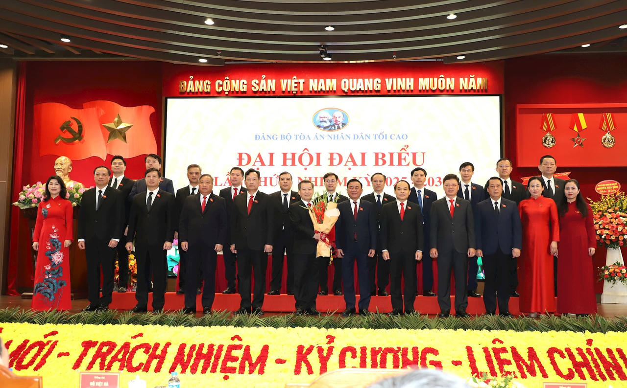 Đồng ch&iacute; Trần Cẩm T&uacute;, Ủy vi&ecirc;n Bộ Ch&iacute;nh trị, Thường trực Ban B&iacute; thư Trung ương Đảng, B&iacute; thư Đảng ủy c&aacute;c cơ quan Đảng Trung ương tặng hoa ch&uacute;c mừng Ban Chấp h&agrave;nh Đảng bộ T&ograve;a &aacute;n nh&acirc;n d&acirc;n tối cao nhiệm kỳ 2025-2030.