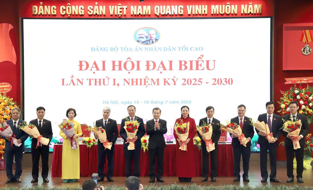 Đồng ch&iacute; L&ecirc; Minh Tr&iacute;, B&iacute; thư Trung ương Đảng, B&iacute; thư Đảng ủy, Ch&aacute;nh &aacute;n T&ograve;a &aacute;n nh&acirc;n d&acirc;n tối cao tặng hoa cảm ơn c&aacute;c đồng ch&iacute; Ủy vi&ecirc;n Ban Chấp h&agrave;nh nhiệm kỳ 2020-2025 kh&ocirc;ng t&aacute;i cử nhiệm kỳ mới.