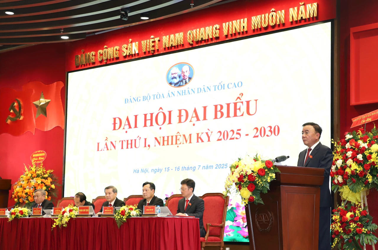 Đồng ch&iacute; Trần Cẩm T&uacute;, Ủy vi&ecirc;n Bộ Ch&iacute;nh trị, Thường trực Ban B&iacute; thư, B&iacute; thư Đảng ủy c&aacute;c cơ quan Đảng Trung ương dự v&agrave; ph&aacute;t biểu chỉ đạo Đại hội.