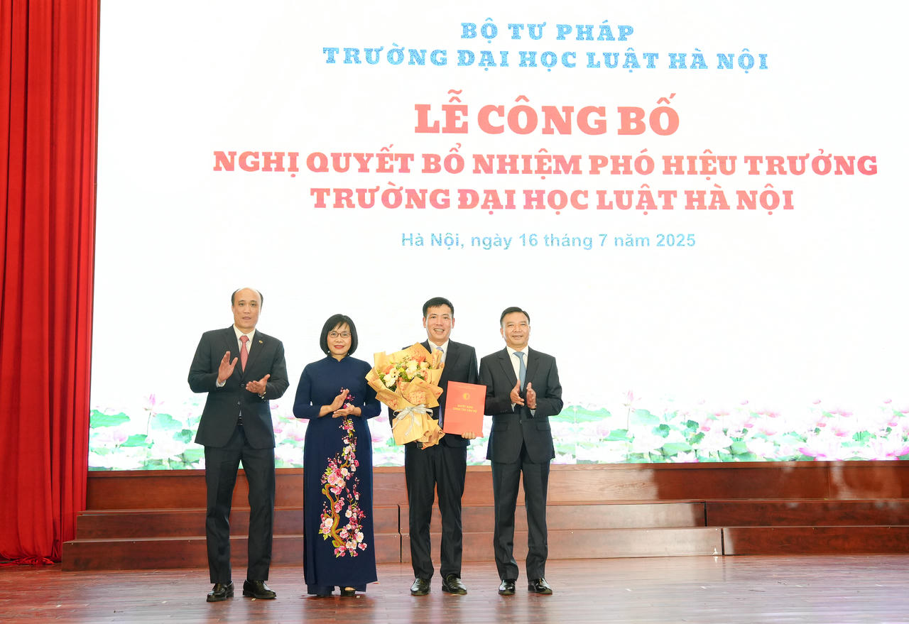 Thứ trưởng Đặng Ho&agrave;ng Oanh, Chủ tịch Hội đồng Trường Chu Mạnh H&ugrave;ng, Hiệu trưởng T&ocirc; Văn Ho&agrave; chụp ảnh lưu niệm c&ugrave;ng &ocirc;ng Ho&agrave;ng Xu&acirc;n Ch&acirc;u, Ph&oacute; Hiệu trưởng Trường Đại học Luật H&agrave; Nội.