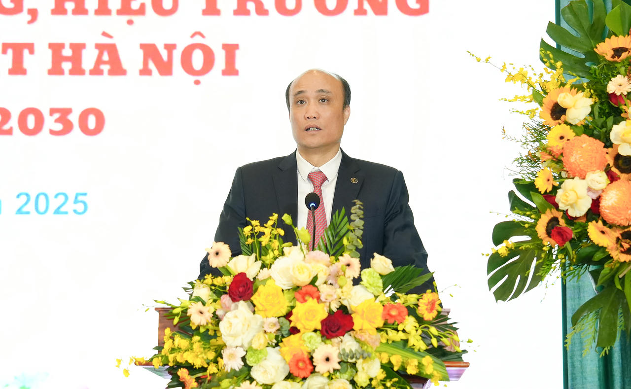 PGS.TS T&ocirc; Văn Ho&agrave;, Hiệu trưởng Trường Đại học Luật H&agrave; Nội ph&aacute;t biểu tại buổi lễ.