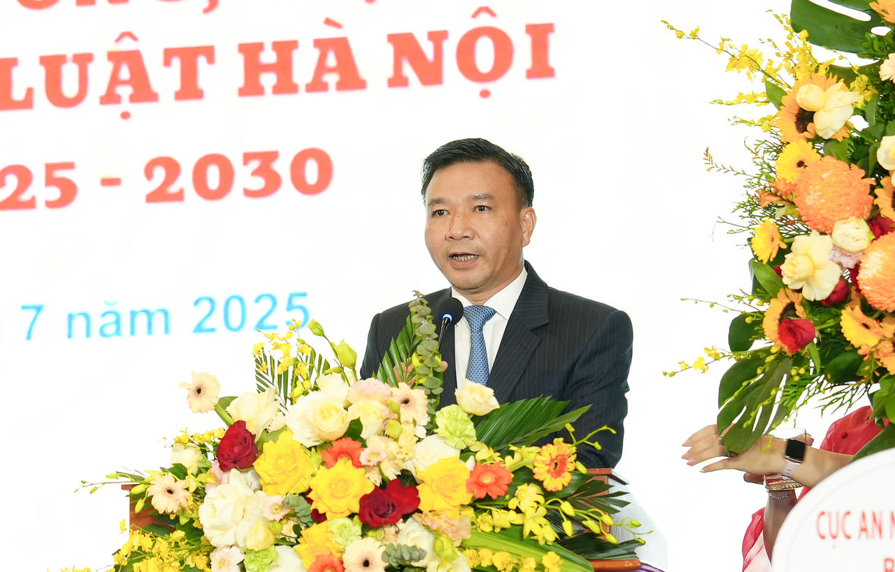 TS Chu Mạnh H&ugrave;ng, Chủ tịch Hội đồng Trường Đại học Luật H&agrave; Nội ph&aacute;t biểu tại buổi lễ.