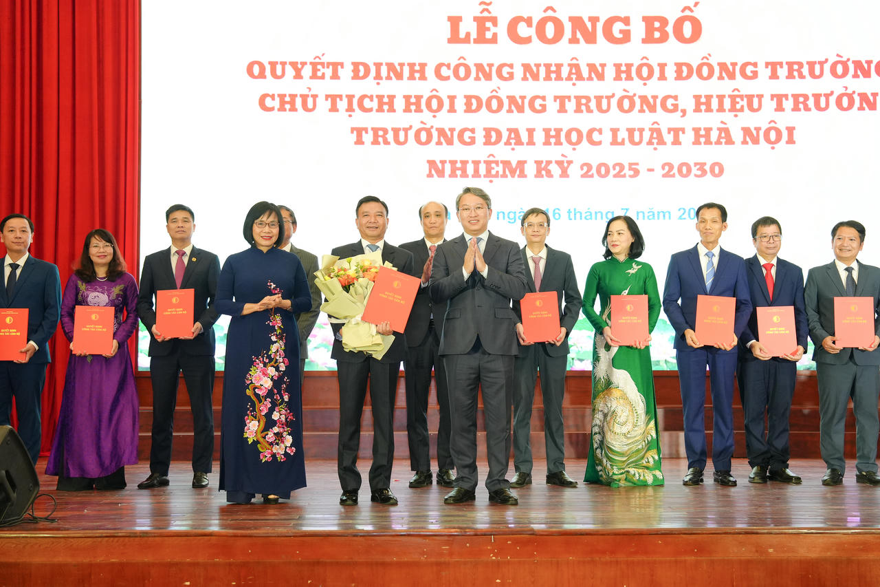 Bộ trưởng Nguyễn Hải Ninh, Thứ trưởng Đặng Ho&agrave;ng Oanh trao Quyết định v&agrave; tặng hoa cho TS. Chu Mạnh H&ugrave;ng, Chủ tịch Hội đồng trường nhiệm kỳ 2025-2030.