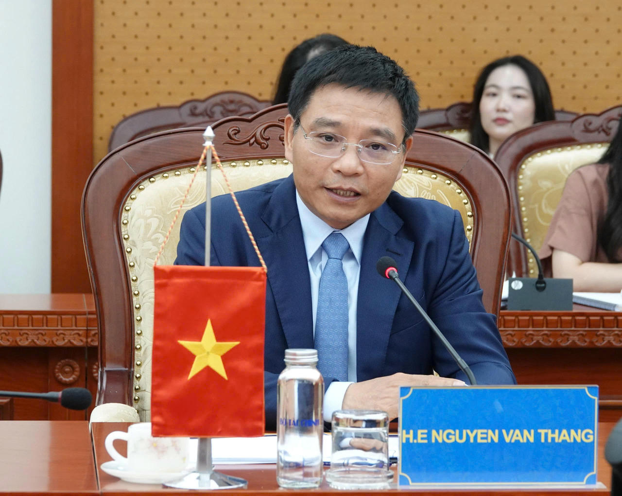 Bộ trưởng Bộ T&agrave;i ch&iacute;nh th&ocirc;ng tin tại cuộc l&agrave;m việc.