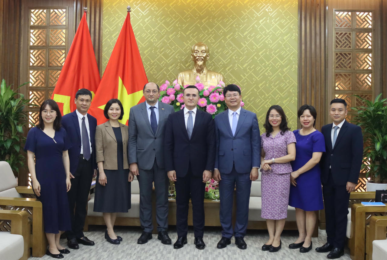 Hai B&ecirc;n chụp ảnh lưu niệm.
