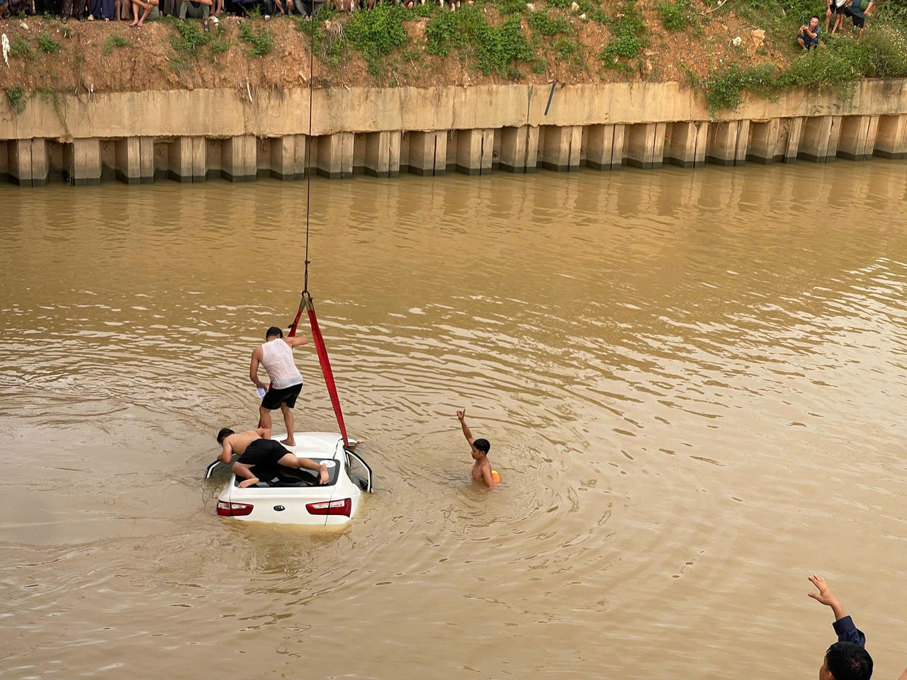 Xe &ocirc; t&ocirc; rơi xuống s&ocirc;ng Cụt