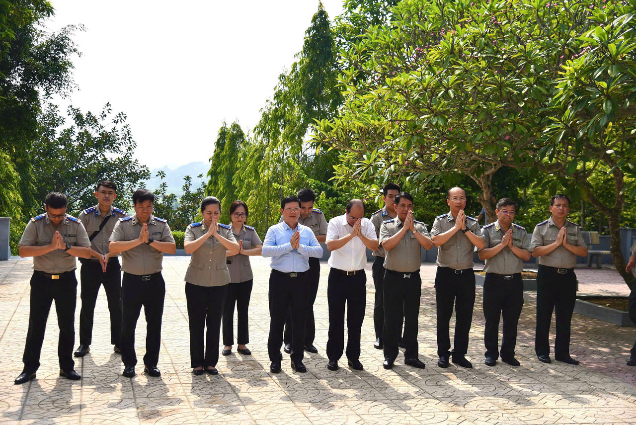 Thứ trưởng Mai Lương Khôi dâng hương tại Khu di tích lịch sử Bộ Tư pháp