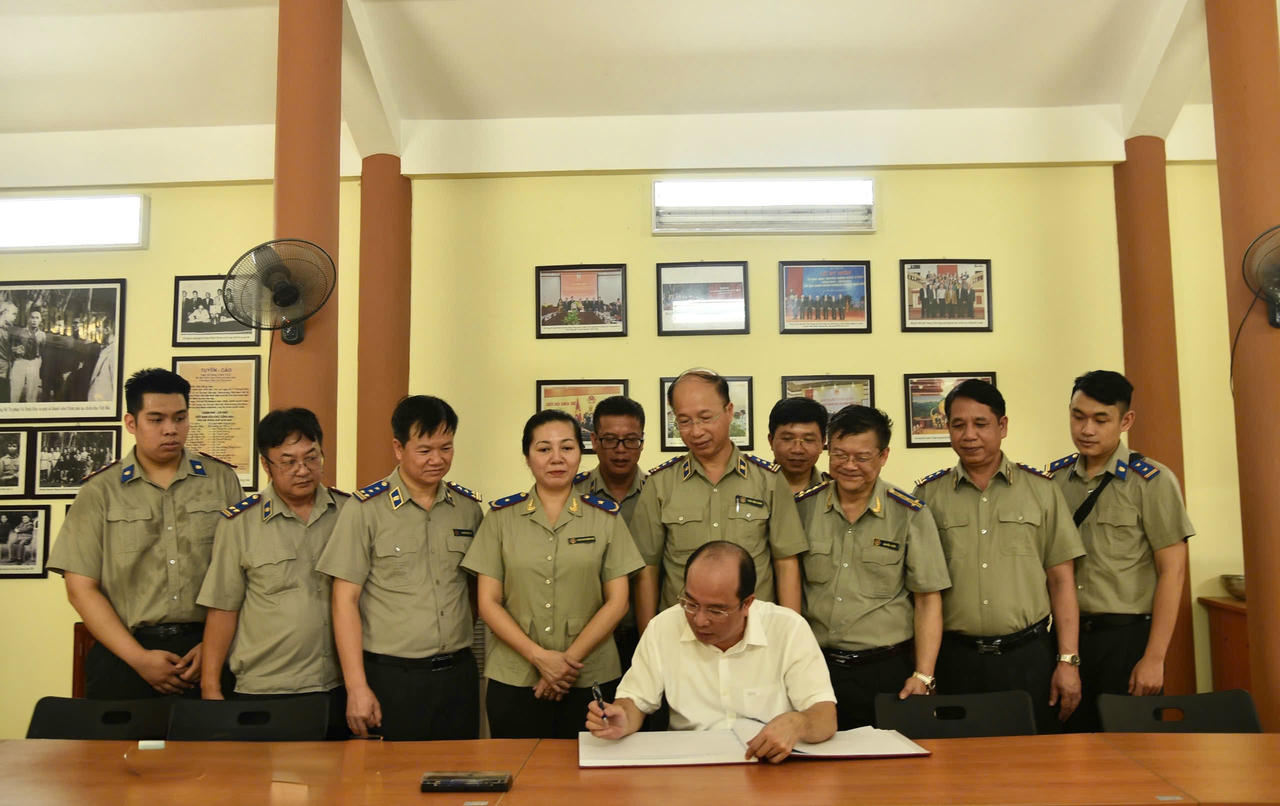 &Ocirc;ng Nguyễn Thắng Lợi, Cục trưởng Cục quản l&yacute; thi h&agrave;nh &aacute;n d&acirc;n sự viết v&agrave;o sổ v&agrave;ng lưu niệm (Ảnh: Thanh T&ugrave;ng)