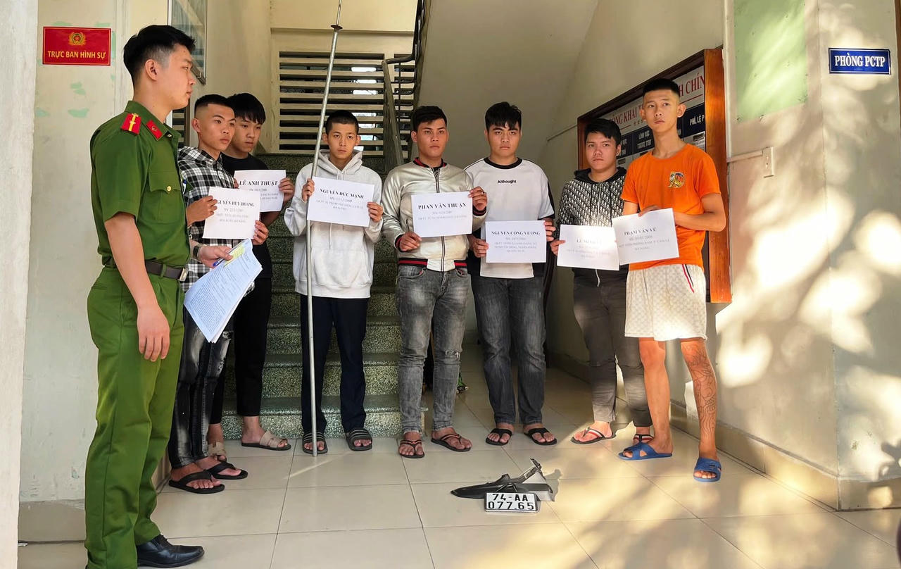 Nh&oacute;m thanh thiếu ni&ecirc;n li&ecirc;n quan vụ v&ocirc; cớ đuổi ch&eacute;m người đi đường.