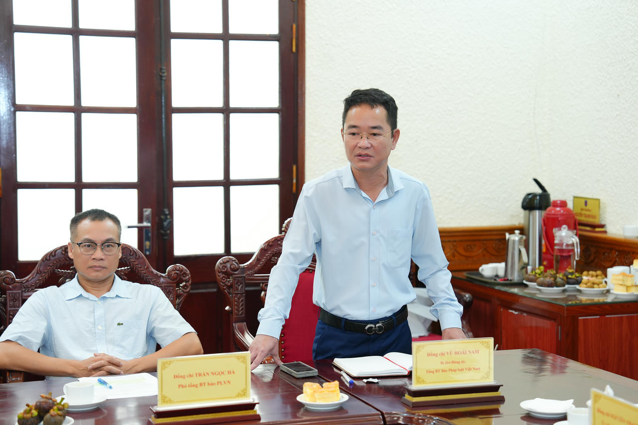 TS. Vũ Ho&agrave;i Nam, Tổng Bi&ecirc;n tập B&aacute;o Ph&aacute;p luật Việt Nam ph&aacute;t biểu tại Hội nghị.