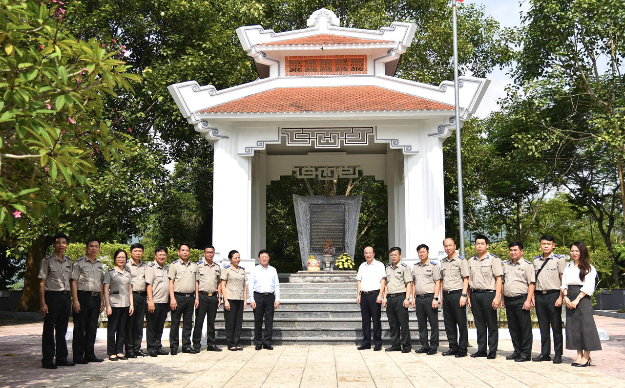 Đo&agrave;n chụp ảnh lưu niệm tại khu di t&iacute;ch Bộ Tư ph&aacute;p (Ảnh: Thanh T&ugrave;ng)