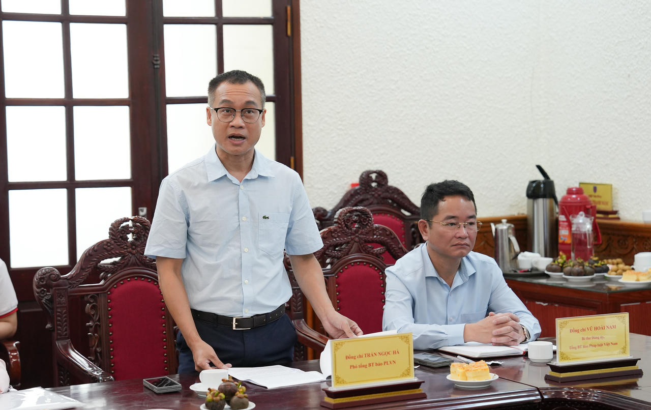 &Ocirc;ng Trần Ngọc H&agrave;, Ph&oacute; Tổng Bi&ecirc;n tập B&aacute;o Ph&aacute;p luật Việt Nam ph&aacute;t biểu tại Hội nghị.