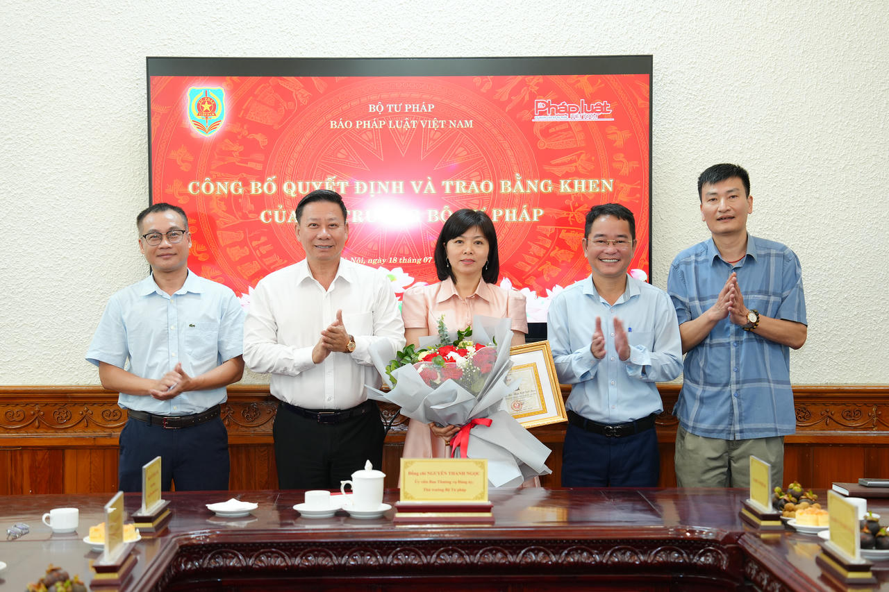 Nh&acirc;n dịp n&agrave;y, Thứ trưởng Nguyễn Thanh Ngọc đ&atilde; trao Bằng khen của Bộ trưởng Bộ Tư ph&aacute;p cho b&agrave; Lương Thị V&acirc;n Anh, Ph&oacute; Trưởng Ban Thời sự - Nội ch&iacute;nh, B&aacute;o Ph&aacute;p luật Việt Nam đ&atilde; c&oacute; th&agrave;nh t&iacute;ch xuất sắc đạt giải A Giải b&aacute;o ch&iacute; to&agrave;n quốc về x&acirc;y dựng Đảng (Giải B&uacute;a liềm v&agrave;ng) lần thứ IX &ndash; năm 2024.