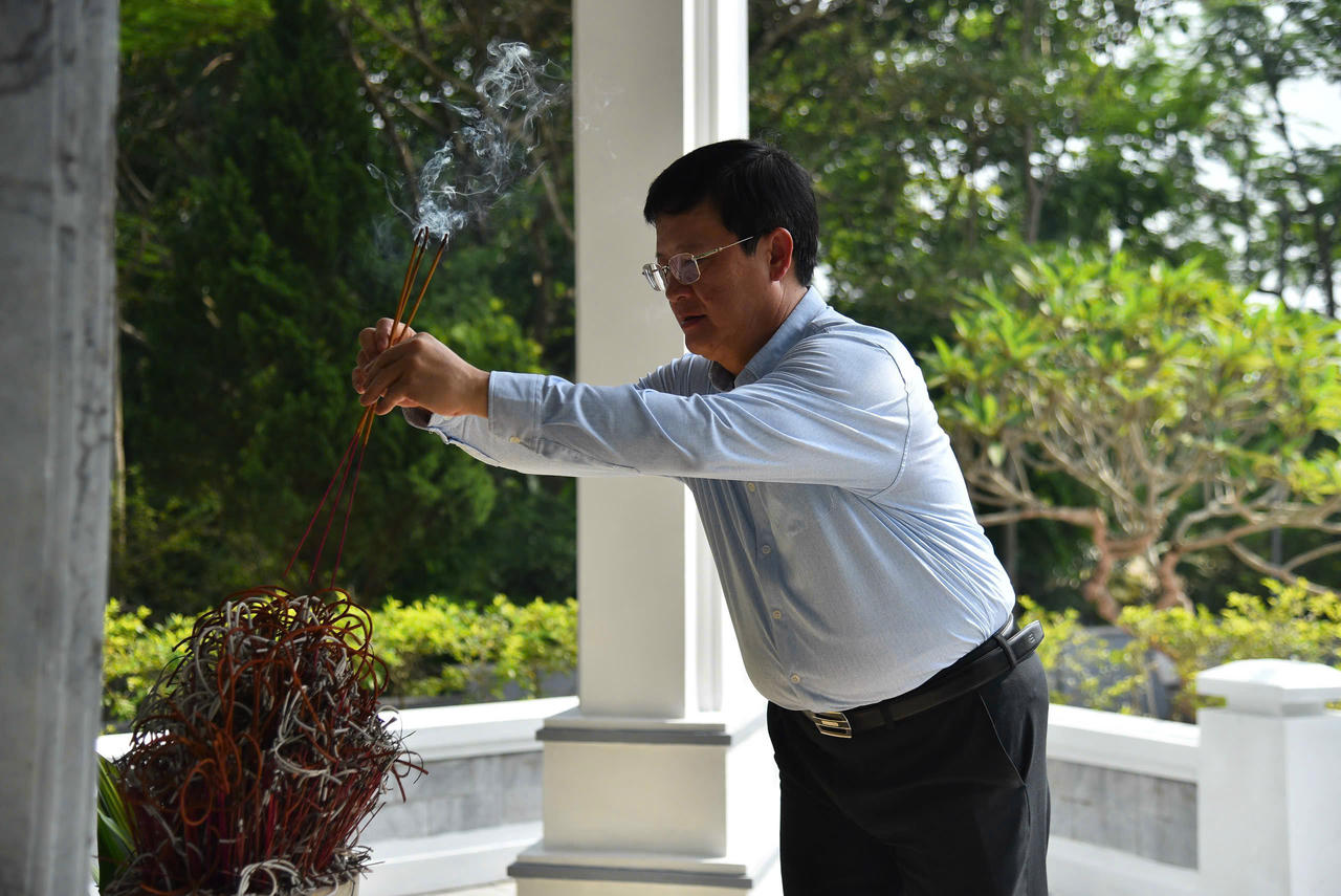 Thứ trưởng Mai Lương Khôi dâng hương tại Khu di tích lịch sử Bộ Tư pháp
