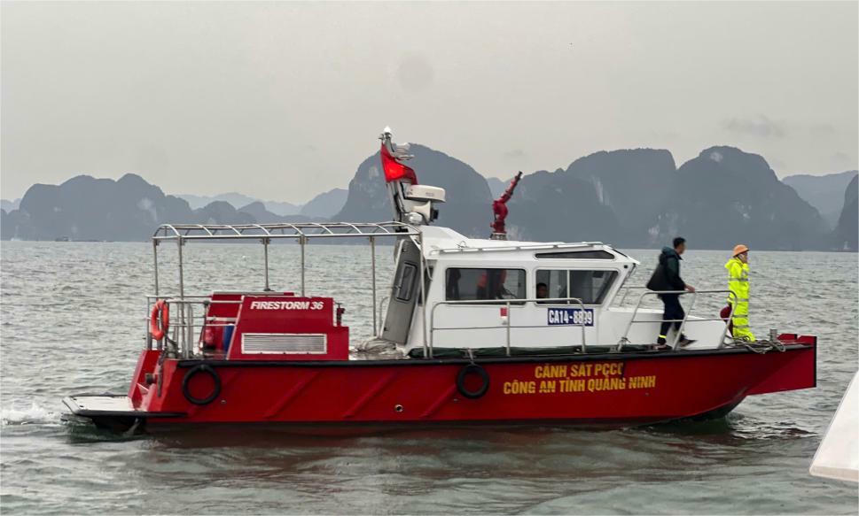 Chìm tàu du lịch chở khách trên vịnh Hạ Long, chưa tìm thấy nhiều người