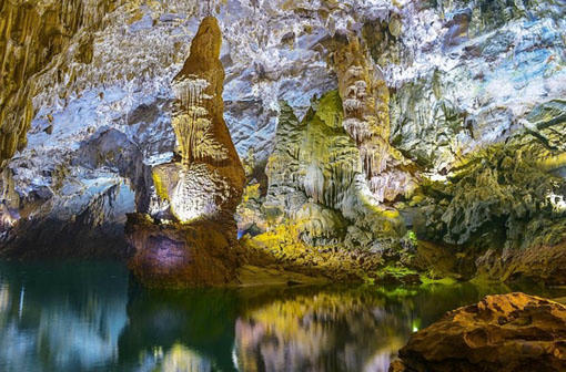 Tượng Phật B&agrave; Quan &Acirc;m Bồ T&aacute;t trước cửa động Phong Nha.  (Ảnh: Du lịch Phong Nha- Kẻ B&agrave;ng)