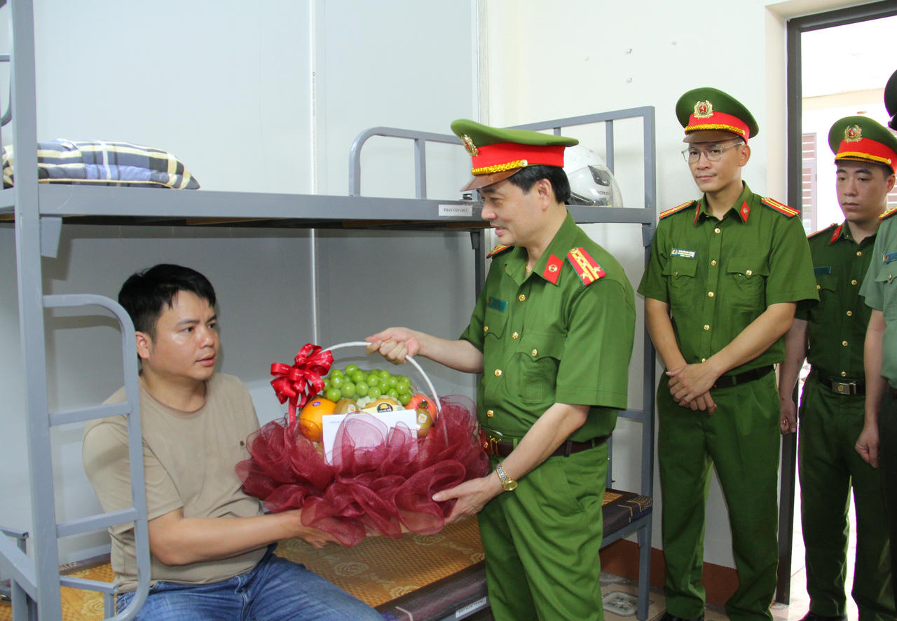 Đại t&aacute; Trần Quốc Huy - Ph&oacute; Gi&aacute;m đốc C&ocirc;ng an tỉnh L&agrave;o Cai c&ugrave;ng l&atilde;nh đạo Ph&ograve;ng Cảnh s&aacute;t điều tra tội phạm về ma t&uacute;y v&agrave; c&aacute;c đơn vị nghiệp vụ đ&atilde; đến bệnh viện thăm hỏi, động vi&ecirc;n Đại &uacute;y Đặng Minh Quang.